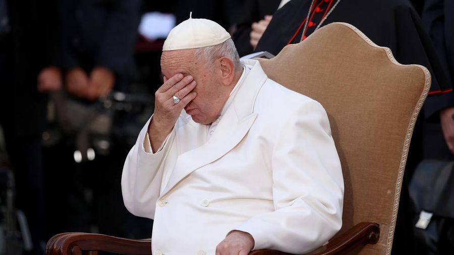 Paus Fransiskus berdoa di depan Tiang Maria Dikandung Tanpa Noda pada 08 Desember 2022 di Roma, Italia. Tradisi kepausan ini menandai dimulainya musim Natal saat Paus mengunjungi monumen dan memahkotai patung Maria dengan karangan bunga. Tahun ini, Paus memusatkan doanya, secara khusus, pada perdamaian di dunia, dan terutama untuk perdamaian di Ukraina yang