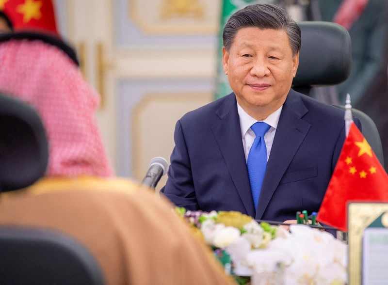 Putra Mahkota Saudi Mohammed Bin Salman berfoto saat bertemu dengan Presiden China Xi Jinping di Riyadh, Arab Saudi 8 Desember 2022. Putra Mahkota Saudi Mohammed Bin Salman berfoto saat bertemu dengan Presiden China Xi Jinping di Riyadh, Arab Saudi 8 Desember 2022. (Saudi Press Agency/Handout via REUTERS)