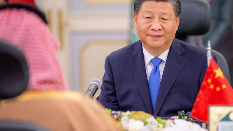 Putra Mahkota Saudi Mohammed Bin Salman berfoto saat bertemu dengan Presiden China Xi Jinping di Riyadh, Arab Saudi 8 Desember 2022. (Saudi Press Agency/Handout via REUTERS)