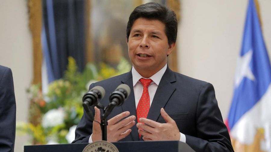 Presiden Peru Pedro Castillo berbicara selama konferensi pers dengan timpalannya dari Chili Gabriel Boric (di luar bingkai) di istana kepresidenan La Moneda di Santiago, pada 29 November 2022, selama kunjungannya ke Chili. (JAVIER TORRES/AFP via Getty Images)