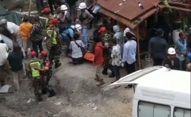 Proses evakuasi korban Ledakan tambang batu bara di Sawahlunto, Sumatera Barat. Proses evakuasi korban Ledakan tambang batu bara di Sawahlunto, Sumatera Barat. (Dok. Ist)