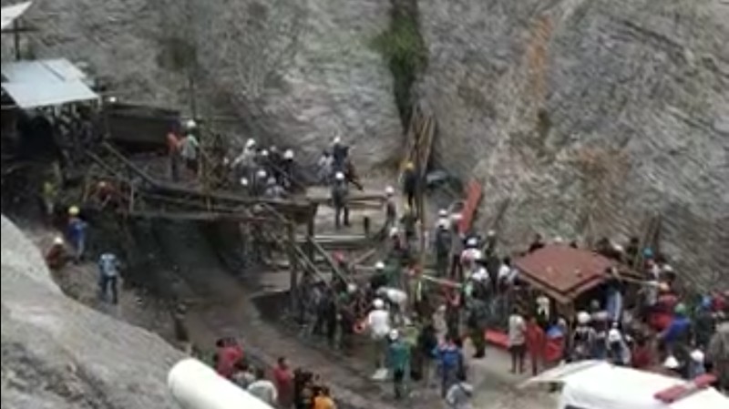 Proses evakuasi korban Ledakan tambang batu bara di Sawahlunto, Sumatera Barat. Proses evakuasi korban Ledakan tambang batu bara di Sawahlunto, Sumatera Barat. (Dok. Ist)