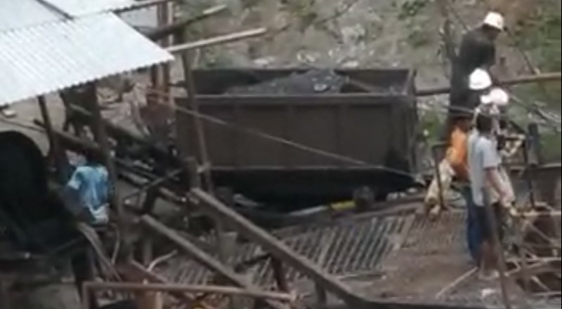 Proses evakuasi korban Ledakan tambang batu bara di Sawahlunto, Sumatera Barat. Proses evakuasi korban Ledakan tambang batu bara di Sawahlunto, Sumatera Barat. (Dok. Ist)