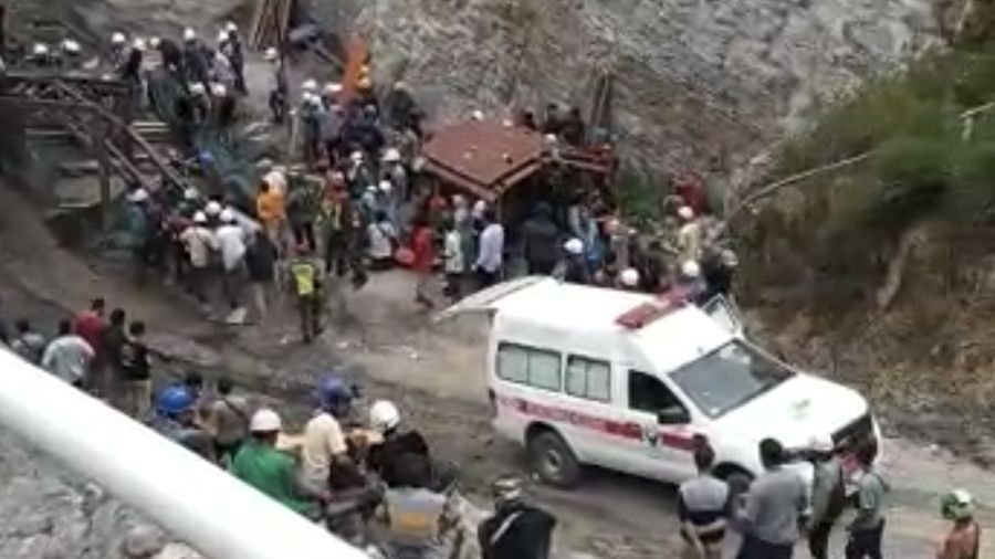 Proses evakuasi korban Ledakan tambang batu bara di Sawahlunto, Sumatera Barat. (Dok. Ist)