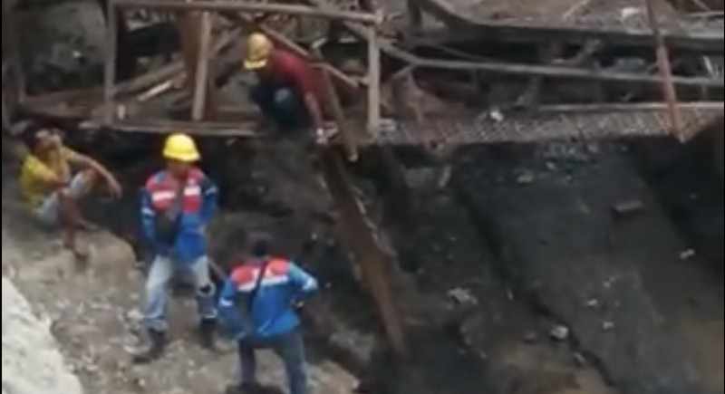 Proses evakuasi korban Ledakan tambang batu bara di Sawahlunto, Sumatera Barat. Proses evakuasi korban Ledakan tambang batu bara di Sawahlunto, Sumatera Barat. (Dok. Ist)