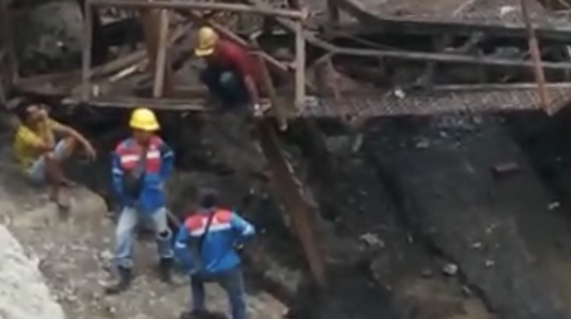 Proses evakuasi korban Ledakan tambang batu bara di Sawahlunto, Sumatera Barat. (Dok. Ist)