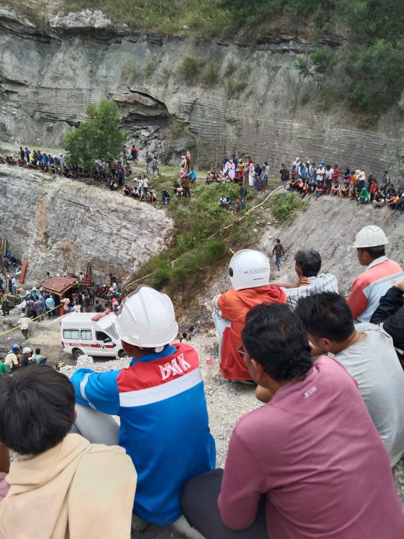 Proses evakuasi korban Ledakan tambang batu bara di Sawahlunto, Sumatera Barat. Proses evakuasi korban Ledakan tambang batu bara di Sawahlunto, Sumatera Barat. (Dok. Ist)