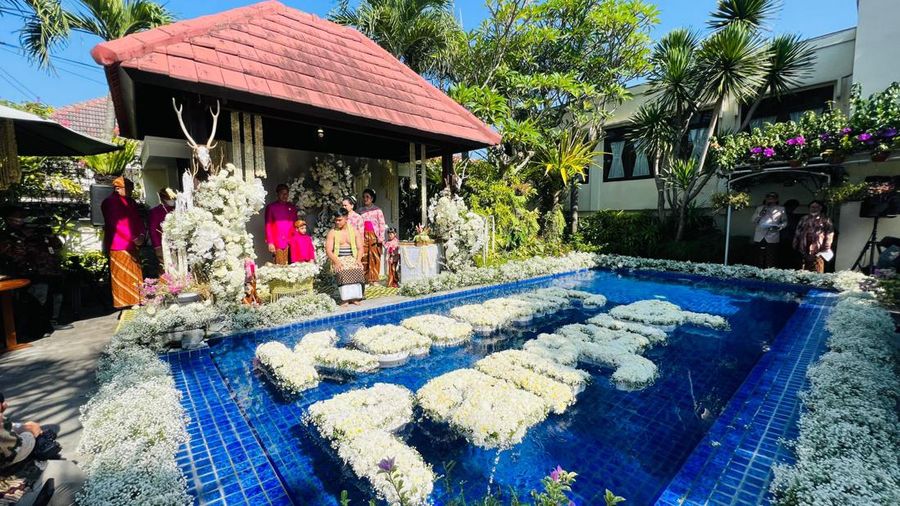 Prosesi sungkeman hingga siraman tersebut, keluarga besar Jokowi mengenakan busana nuansa merah muda dan kebaya bermotif bunga. (Ist)