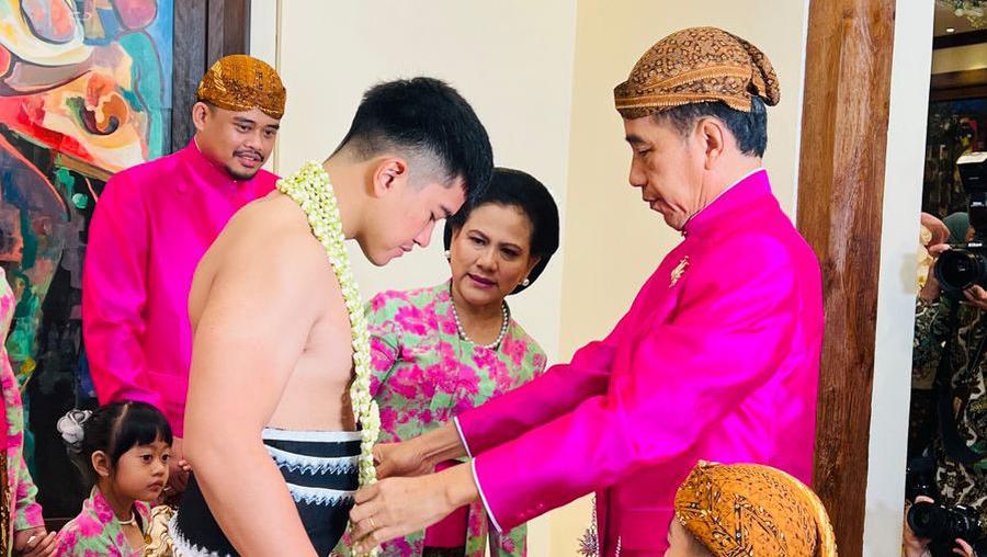 Prosesi sungkeman hingga siraman tersebut, keluarga besar Jokowi mengenakan busana nuansa merah muda dan kebaya bermotif bunga. (Ist)