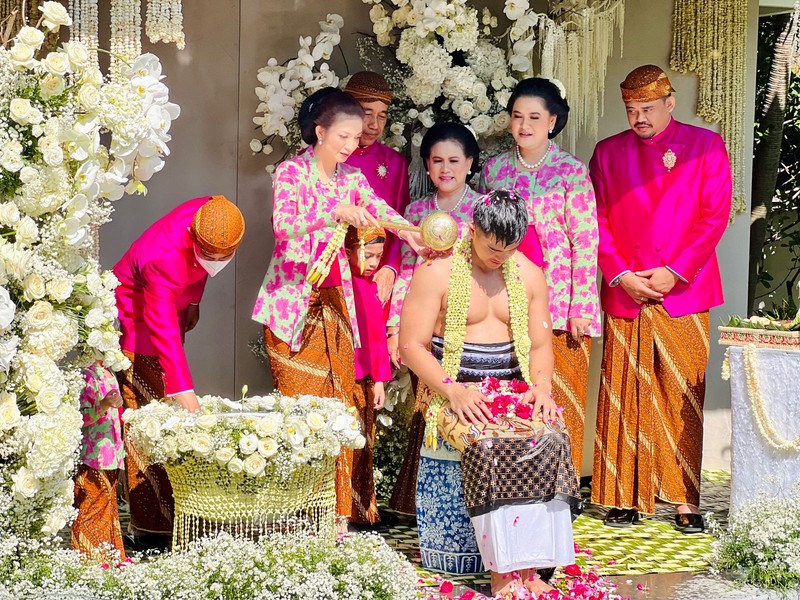 Prosesi sungkeman hingga siraman tersebut, keluarga besar Jokowi mengenakan busana nuansa merah muda dan kebaya bermotif bunga. (Ist)