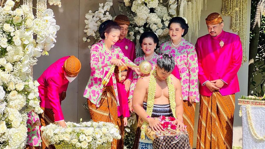 Prosesi sungkeman hingga siraman tersebut, keluarga besar Jokowi mengenakan busana nuansa merah muda dan kebaya bermotif bunga. (Ist)