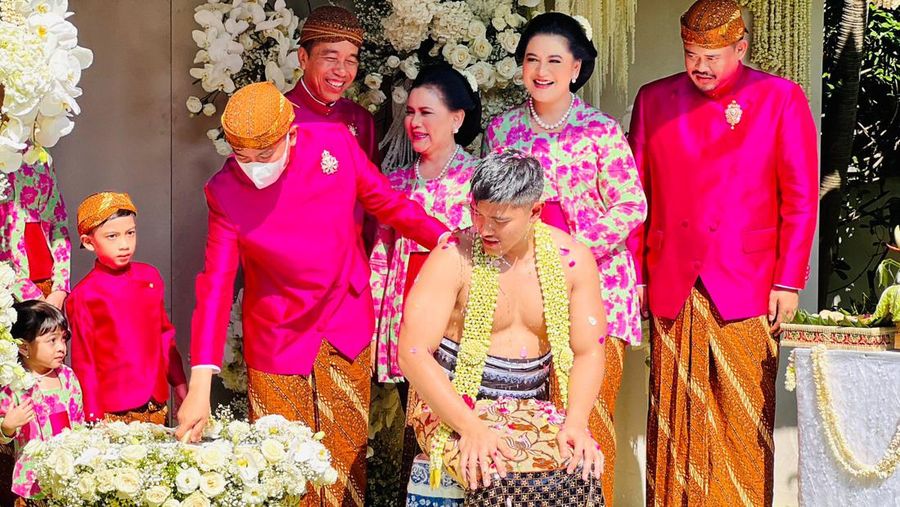 Prosesi sungkeman hingga siraman tersebut, keluarga besar Jokowi mengenakan busana nuansa merah muda dan kebaya bermotif bunga. (Ist)