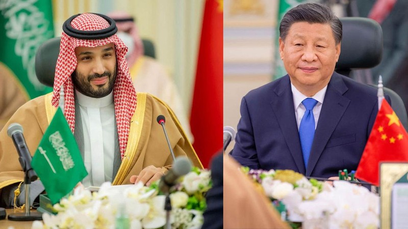 Putra Mahkota Saudi Mohammed Bin Salman berfoto saat bertemu dengan Presiden China Xi Jinping di Riyadh, Arab Saudi 8 Desember 2022. (Saudi Press Agency/Handout via REUTERS)