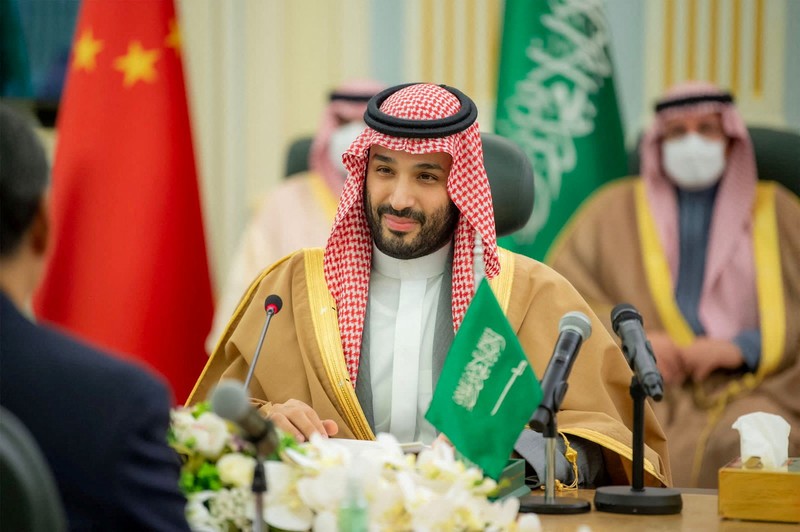 Putra Mahkota Saudi Mohammed Bin Salman berfoto saat bertemu dengan Presiden China Xi Jinping di Riyadh, Arab Saudi 8 Desember 2022. Putra Mahkota Saudi Mohammed Bin Salman berfoto saat bertemu dengan Presiden China Xi Jinping di Riyadh, Arab Saudi 8 Desember 2022. (Saudi Press Agency/Handout via REUTERS)