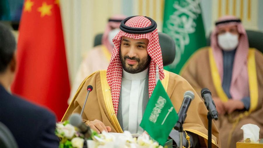 Putra Mahkota Saudi Mohammed Bin Salman berfoto saat bertemu dengan Presiden China Xi Jinping di Riyadh, Arab Saudi 8 Desember 2022. (Saudi Press Agency/Handout via REUTERS)