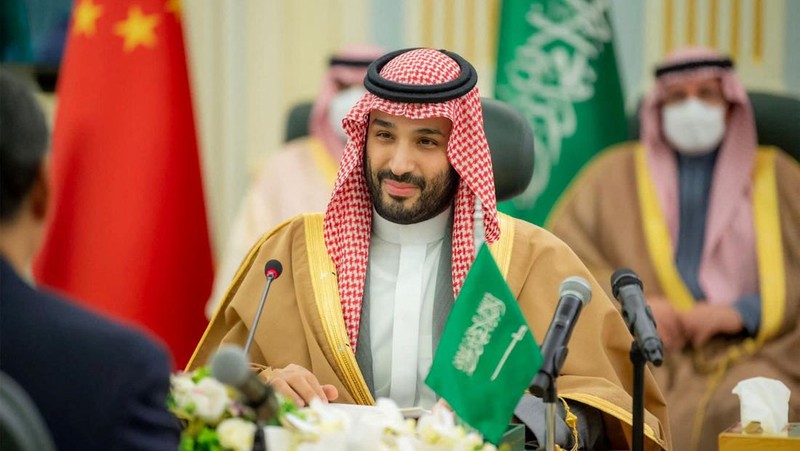 Putra Mahkota Saudi Mohammed Bin Salman berfoto saat bertemu dengan Presiden China Xi Jinping di Riyadh, Arab Saudi 8 Desember 2022. (Saudi Press Agency/Handout via REUTERS)