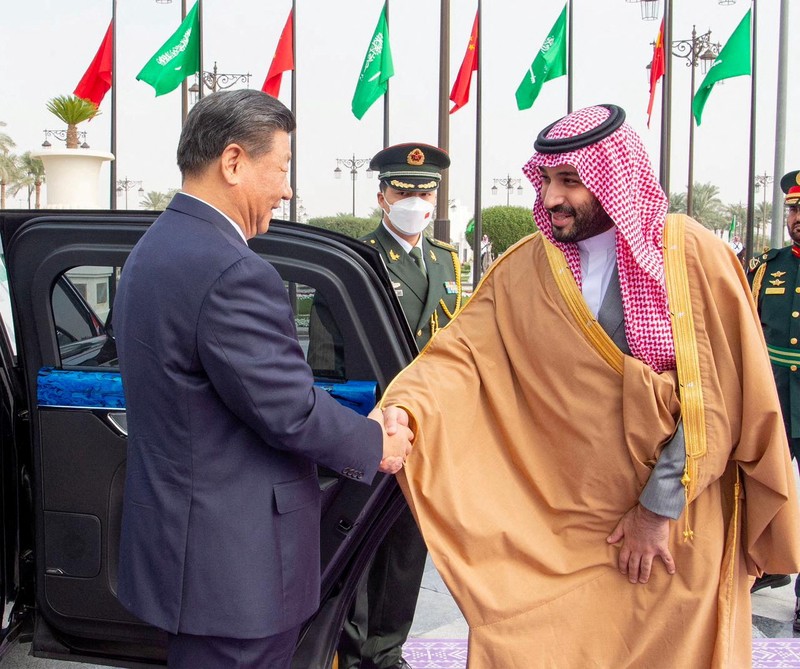 Putra Mahkota Saudi Mohammed Bin Salman berfoto saat bertemu dengan Presiden China Xi Jinping di Riyadh, Arab Saudi 8 Desember 2022. (Saudi Press Agency/Handout via REUTERS)