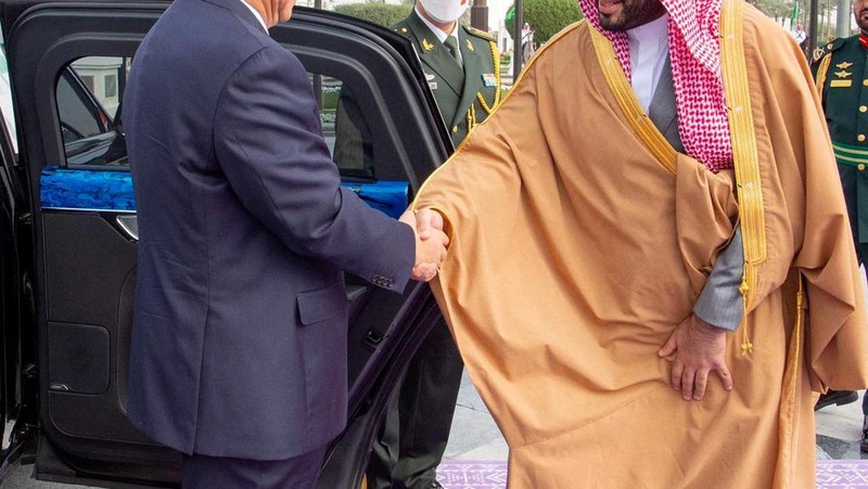 Putra Mahkota Saudi Mohammed Bin Salman berfoto saat bertemu dengan Presiden China Xi Jinping di Riyadh, Arab Saudi 8 Desember 2022. (Saudi Press Agency/Handout via REUTERS)