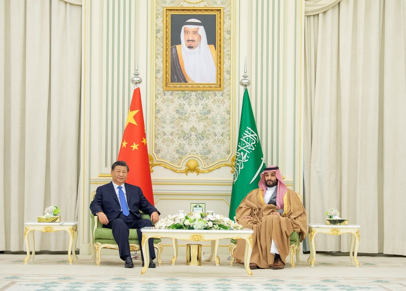 Putra Mahkota Saudi Mohammed Bin Salman berfoto saat bertemu dengan Presiden China Xi Jinping di Riyadh, Arab Saudi 8 Desember 2022. (Saudi Press Agency/Handout via REUTERS)