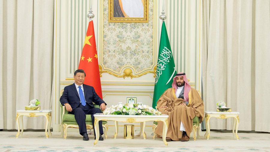 Putra Mahkota Saudi Mohammed Bin Salman bertemu dengan Presiden China Xi Jinping di Riyadh, Arab Saudi 8 Desember 2022. (Bandar Algaloud/Courtesy of Saudi Royal Court/Handout via REUTERS)