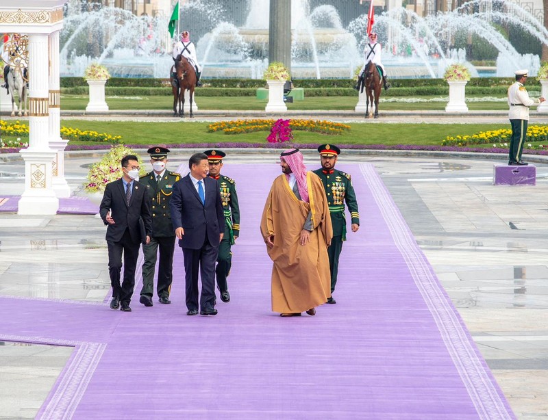 Putra Mahkota Saudi Mohammed Bin Salman berfoto saat bertemu dengan Presiden China Xi Jinping di Riyadh, Arab Saudi 8 Desember 2022. Putra Mahkota Saudi Mohammed Bin Salman berfoto saat bertemu dengan Presiden China Xi Jinping di Riyadh, Arab Saudi 8 Desember 2022. (Saudi Press Agency/Handout via REUTERS)