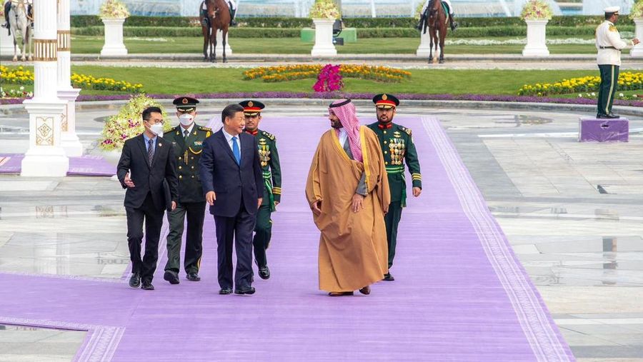 Putra Mahkota Saudi Mohammed Bin Salman berfoto saat bertemu dengan Presiden China Xi Jinping di Riyadh, Arab Saudi 8 Desember 2022. (Saudi Press Agency/Handout via REUTERS)