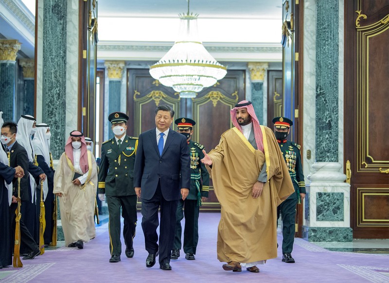 Putra Mahkota Saudi Mohammed Bin Salman berfoto saat bertemu dengan Presiden China Xi Jinping di Riyadh, Arab Saudi 8 Desember 2022. Putra Mahkota Saudi Mohammed Bin Salman berfoto saat bertemu dengan Presiden China Xi Jinping di Riyadh, Arab Saudi 8 Desember 2022. (Saudi Press Agency/Handout via REUTERS)