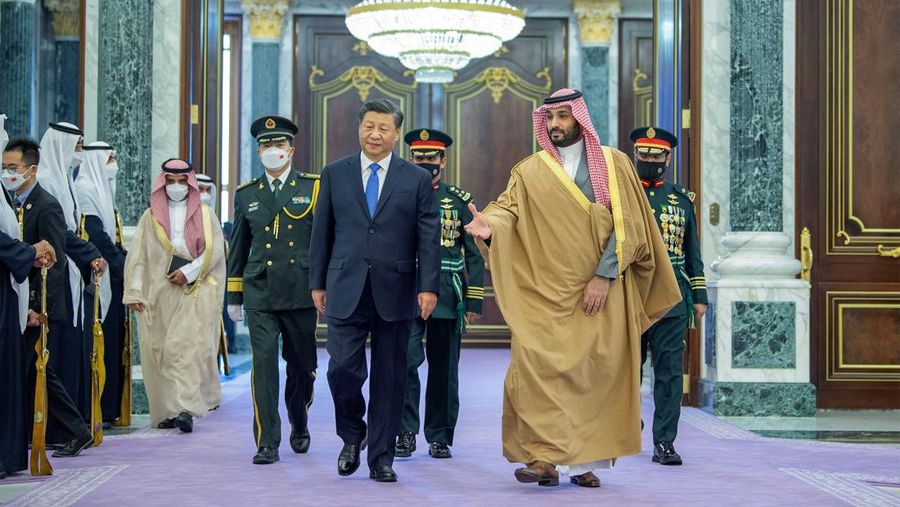 Putra Mahkota Saudi Mohammed Bin Salman berfoto saat bertemu dengan Presiden China Xi Jinping di Riyadh, Arab Saudi 8 Desember 2022. (Saudi Press Agency/Handout via REUTERS)