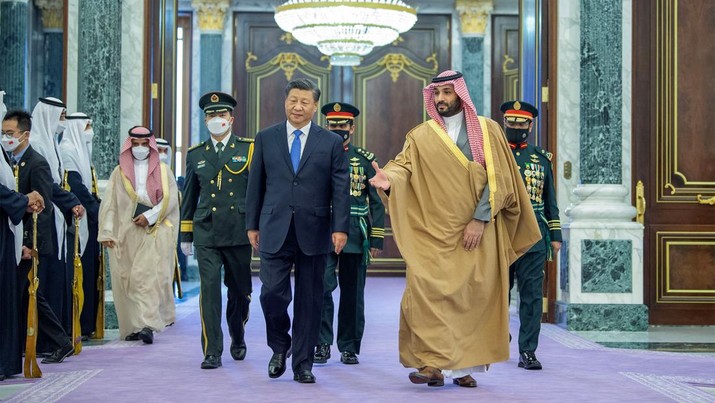 Putra Mahkota Saudi Mohammed Bin Salman menyambut Presiden China Xi Jinping di Riyadh, Arab Saudi 8 Desember 2022. Putra Mahkota Saudi Mohammed Bin Salman menyambut Presiden China Xi Jinping di Riyadh, Arab Saudi 8 Desember 2022. (Bandar Algaloud/Courtesy of Saudi Royal Court/Handout via REUTERS)