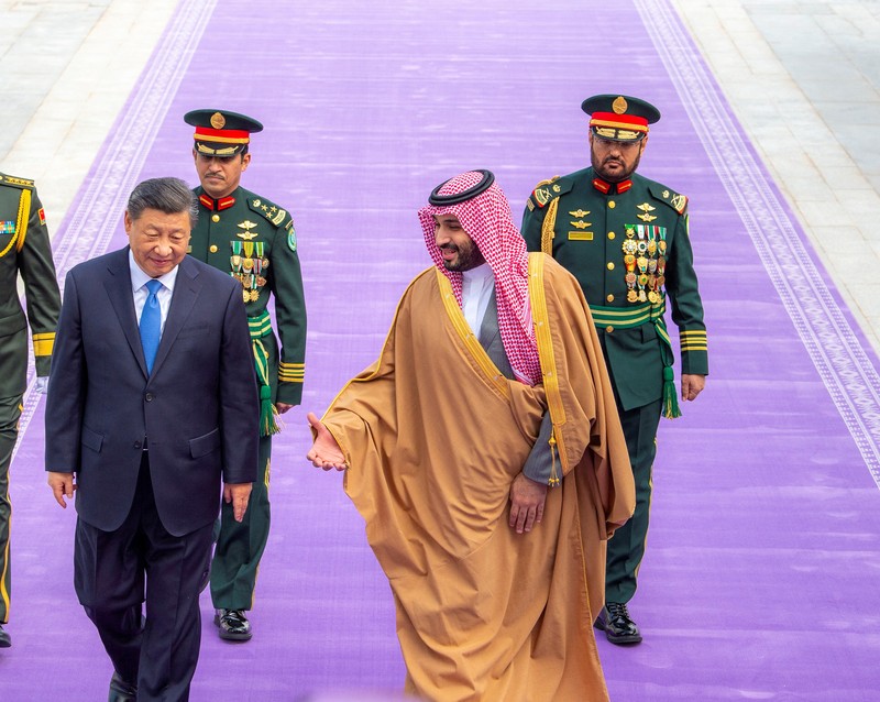 Putra Mahkota Saudi Mohammed Bin Salman berfoto saat bertemu dengan Presiden China Xi Jinping di Riyadh, Arab Saudi 8 Desember 2022. Putra Mahkota Saudi Mohammed Bin Salman berfoto saat bertemu dengan Presiden China Xi Jinping di Riyadh, Arab Saudi 8 Desember 2022. (Saudi Press Agency/Handout via REUTERS)