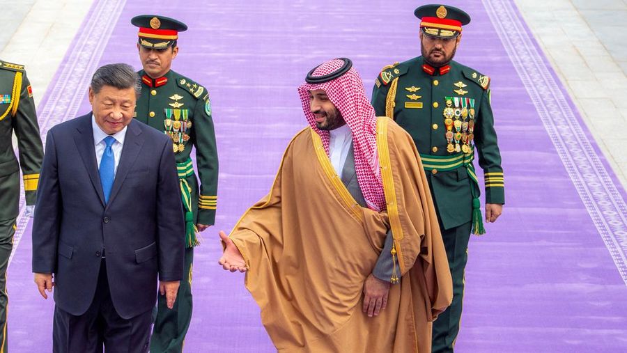 Putra Mahkota Saudi Mohammed Bin Salman berfoto saat bertemu dengan Presiden China Xi Jinping di Riyadh, Arab Saudi 8 Desember 2022. (Saudi Press Agency/Handout via REUTERS)