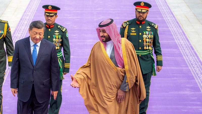 Putra Mahkota Saudi Mohammed Bin Salman berfoto saat bertemu dengan Presiden China Xi Jinping di Riyadh, Arab Saudi 8 Desember 2022. (Saudi Press Agency/Handout via REUTERS)