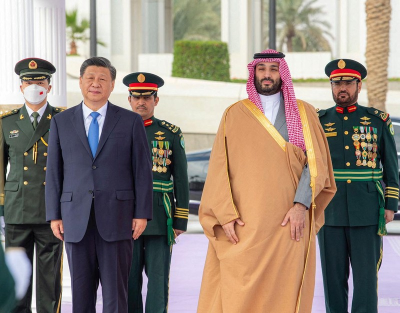 Putra Mahkota Saudi Mohammed Bin Salman berfoto saat bertemu dengan Presiden China Xi Jinping di Riyadh, Arab Saudi 8 Desember 2022. Putra Mahkota Saudi Mohammed Bin Salman berfoto saat bertemu dengan Presiden China Xi Jinping di Riyadh, Arab Saudi 8 Desember 2022. (Saudi Press Agency/Handout via REUTERS)