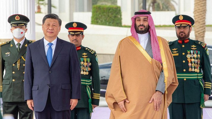 Putra Mahkota Saudi Mohammed Bin Salman menyambut Presiden China Xi Jinping di Riyadh, Arab Saudi 8 Desember 2022. (Saudi Press Agency/Handout via REUTERS)