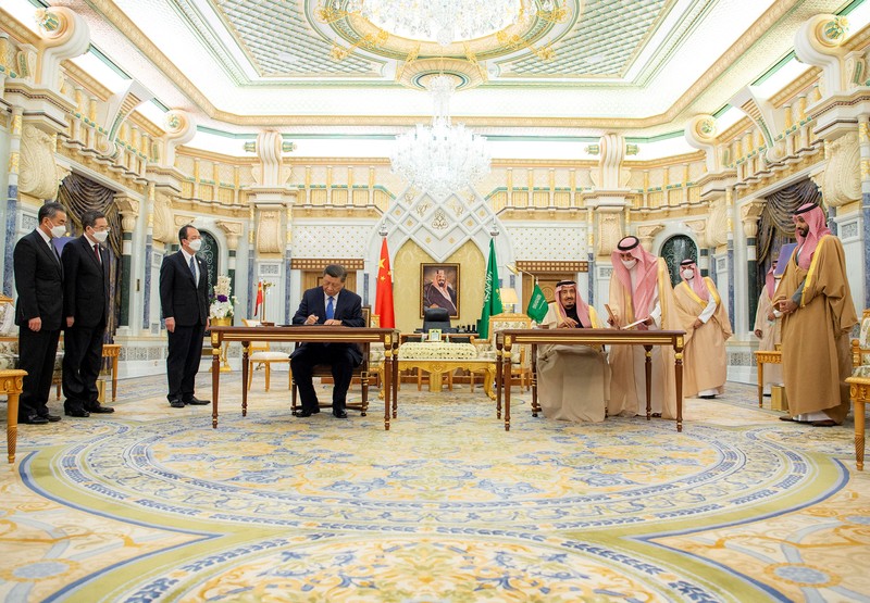 Putra Mahkota Saudi Mohammed Bin Salman berfoto saat bertemu dengan Presiden China Xi Jinping di Riyadh, Arab Saudi 8 Desember 2022. Putra Mahkota Saudi Mohammed Bin Salman berfoto saat bertemu dengan Presiden China Xi Jinping di Riyadh, Arab Saudi 8 Desember 2022. (Saudi Press Agency/Handout via REUTERS)