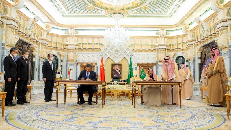 Putra Mahkota Saudi Mohammed Bin Salman berfoto saat bertemu dengan Presiden China Xi Jinping di Riyadh, Arab Saudi 8 Desember 2022. (Saudi Press Agency/Handout via REUTERS)