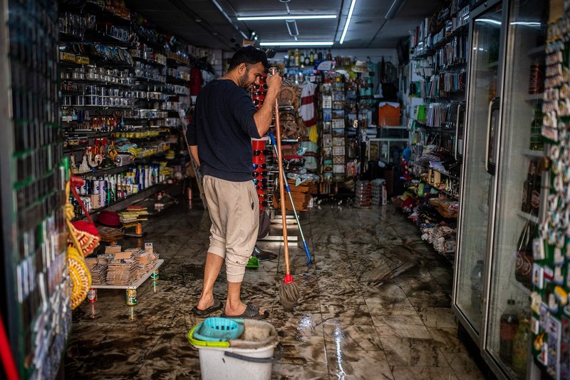 Seorang pria mencoba membuang air berlumpur setelah banjir di Lisbon pada 8 Desember 2022. - Satu orang meninggal tadi malam akibat banjir di wilayah Lisbon, dilanda hujan lebat, kata dinas pertahanan sipil. Seorang pria mencoba membuang air berlumpur setelah banjir di Lisbon pada 8 Desember 2022. - Satu orang meninggal tadi malam akibat banjir di wilayah Lisbon, dilanda hujan lebat, kata dinas pertahanan sipil. (CARLOS COSTA/AFP via Getty Images)
