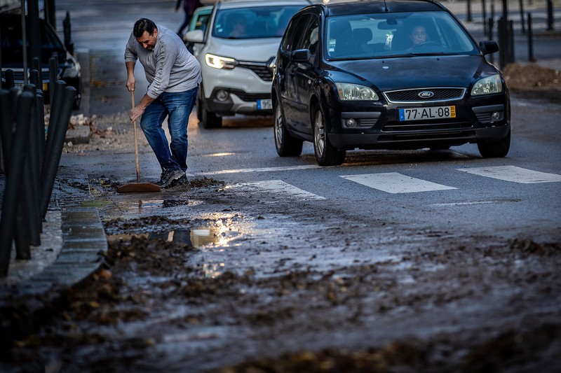 Seorang pria mencoba membuang air berlumpur setelah banjir di Lisbon pada 8 Desember 2022. - Satu orang meninggal tadi malam akibat banjir di wilayah Lisbon, dilanda hujan lebat, kata dinas pertahanan sipil. Seorang pria mencoba membuang air berlumpur setelah banjir di Lisbon pada 8 Desember 2022. - Satu orang meninggal tadi malam akibat banjir di wilayah Lisbon, dilanda hujan lebat, kata dinas pertahanan sipil. (CARLOS COSTA/AFP via Getty Images)