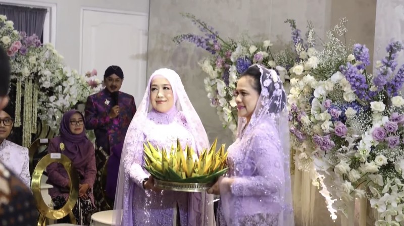Upacara Malam Midodareni Pernikahan Kaesang & Erina. (Tangkapan Layar Youtube) Upacara Malam Midodareni Pernikahan Kaesang & Erina. (Tangkapan Layar Youtube)