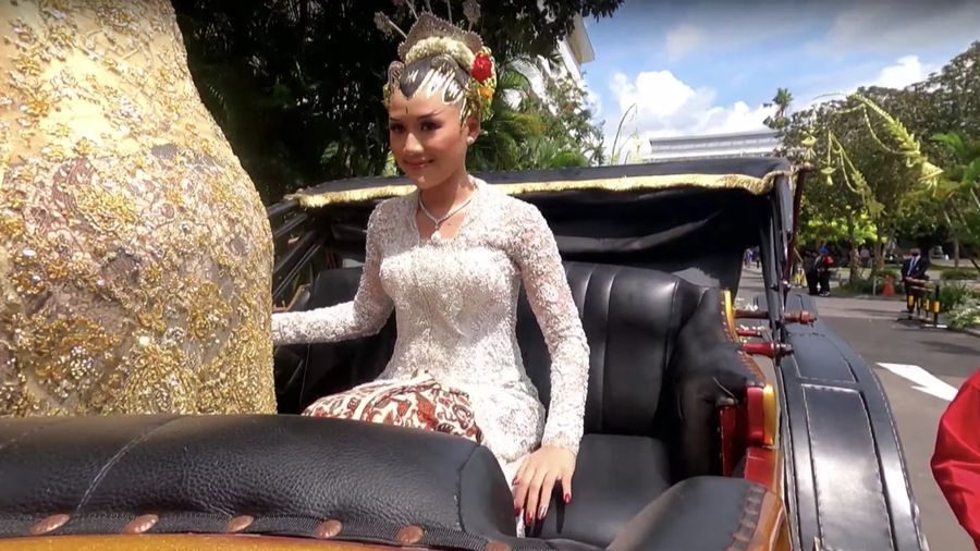 Calon mempelai wanita Erina Gudono Menuju lokasi menggunakan kereta kencana prosesi upacara akad nikah dari Pendopo Agung Royal Ambarrukmo Hotel Yogyakarta, Sabtu (10/12/2022). (Tangkapan Layar Youtube Presiden Joko Widodo)