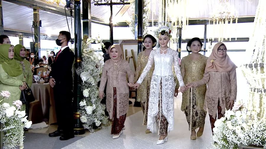 Calon mempelai wanita Erina Gudono Menuju lokasi menggunakan kereta kencana prosesi upacara akad nikah dari Pendopo Agung Royal Ambarrukmo Hotel Yogyakarta, Sabtu (10/12/2022). (Tangkapan Layar Youtube Presiden Joko Widodo)