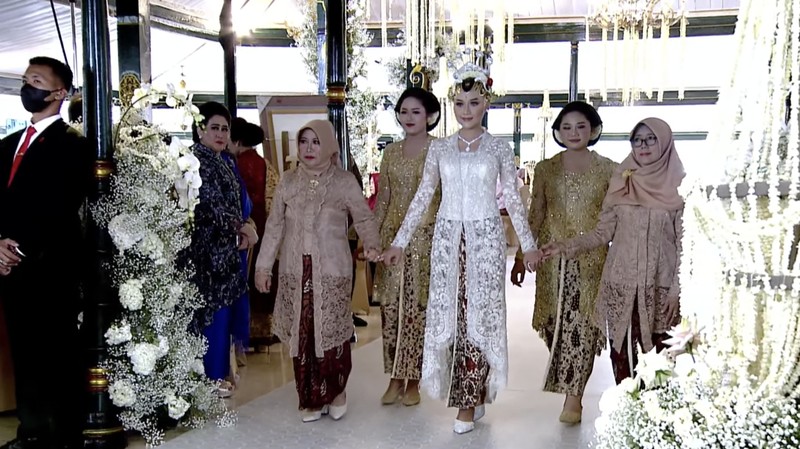 Calon mempelai wanita Erina Gudono Menuju lokasi menggunakan kereta kencana prosesi upacara akad nikah dari Pendopo Agung Royal Ambarrukmo Hotel Yogyakarta, Sabtu (10/12/2022). (Tangkapan Layar Youtube Presiden Joko Widodo)