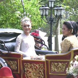 Dengan Kereta Kencana, Potret Erina Gudono Tiba di Akad Nikah