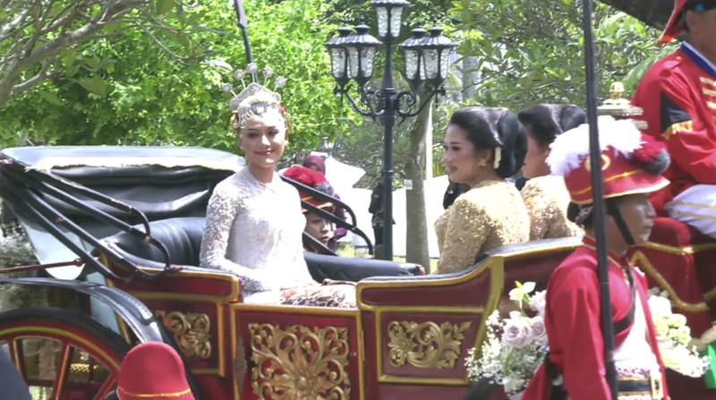 Calon mempelai wanita Erina Gudono Menuju lokasi menggunakan kereta kencana prosesi upacara akad nikah dari Pendopo Agung Royal Ambarrukmo Hotel Yogyakarta, Sabtu (10/12/2022). (Tangkapan Layar Youtube Presiden Joko Widodo)