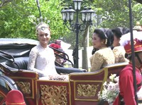 Dengan Kereta Kencana, Potret Erina Gudono Tiba di Akad Nikah