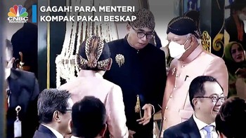 Video: Gagah! Para Menteri Kompak Pakai Beskap