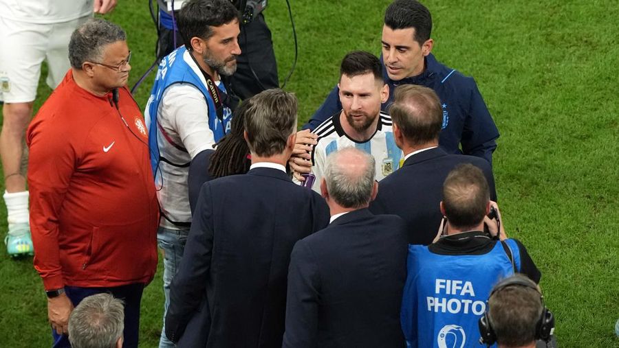 Lionel Messi dari Argentina dengan manajer Belanda Louis van Gaal setelah pertandingan Perempat Final Piala Dunia FIFA di Stadion Lusail di Lusail, Qatar. Tanggal pengambilan gambar: Jumat 9 Desember 2022.(Photo by Peter Byrne/PA Images via Getty Images)