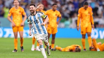 Lionel Messi dari Argentina merayakan kemenangan adu penalti selama pertandingan perempat final Piala Dunia FIFA Qatar 2022 antara Belanda dan Argentina di Stadion Lusail pada 9 Desember 2022 di Kota Lusail, Qatar. (Robbie Jay Barratt - AMA/Getty Ima