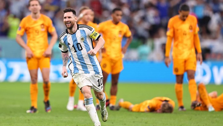 Lionel Messi dari Argentina merayakan kemenangan adu penalti selama pertandingan perempat final Piala Dunia FIFA Qatar 2022 antara Belanda dan Argentina di Stadion Lusail pada 9 Desember 2022 di Kota Lusail, Qatar. Lionel Messi dari Argentina merayakan kemenangan adu penalti selama pertandingan perempat final Piala Dunia FIFA Qatar 2022 antara Belanda dan Argentina di Stadion Lusail pada 9 Desember 2022 di Kota Lusail, Qatar. (Robbie Jay Barratt - AMA/Getty Images)