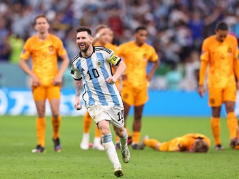 Lionel Messi dari Argentina merayakan kemenangan adu penalti selama pertandingan perempat final Piala Dunia FIFA Qatar 2022 antara Belanda dan Argentina di Stadion Lusail pada 9 Desember 2022 di Kota Lusail, Qatar. (Robbie Jay Barratt - AMA/Getty Ima